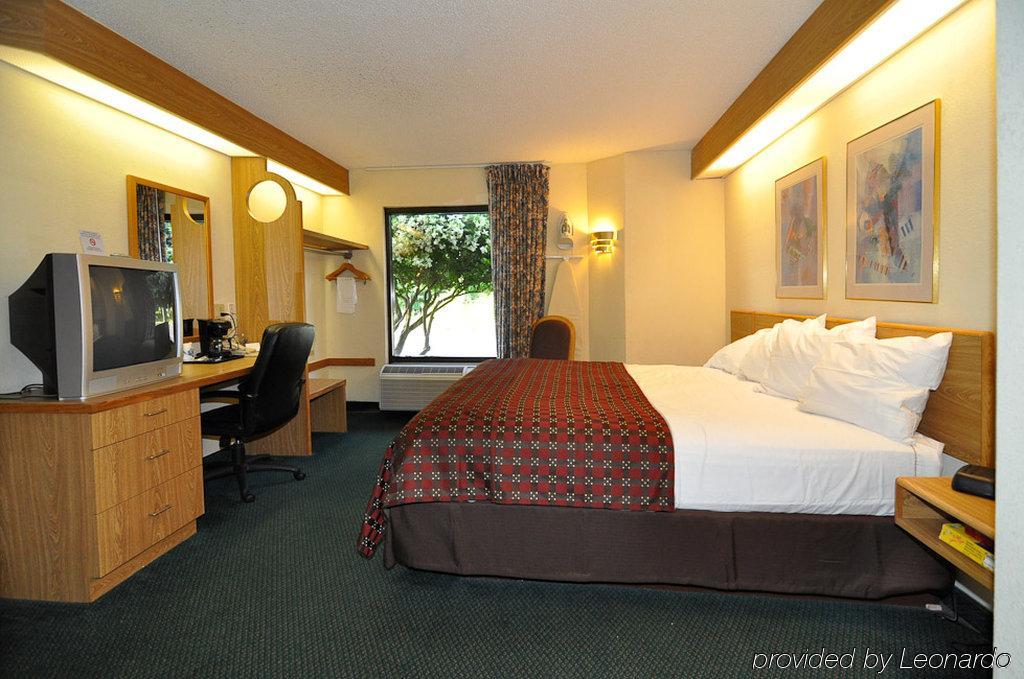 Red Roof Inn Pensacola Fairgrounds Room photo