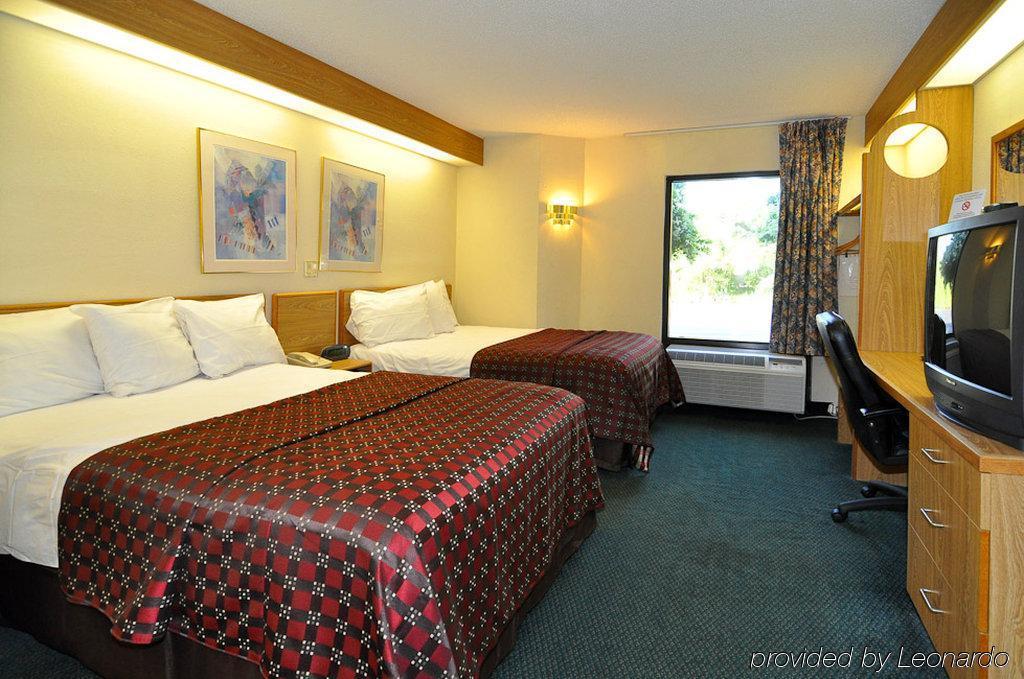 Red Roof Inn Pensacola Fairgrounds Room photo